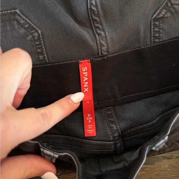 SPANX Stretch Twill Shorts 6”, in Gray Size Small - Picture 4 of 5